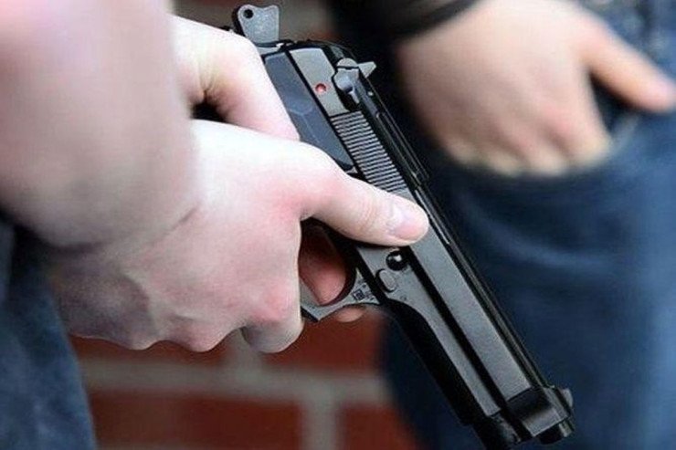 Polis kişini arvadının gözü önündə öldürdü