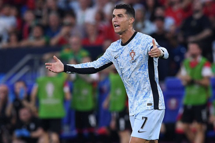 Ronaldo püşkatma mərasiminə 6 milyonluq zinət əşyaları taxdı Ronaldo püşkatma mərasiminə 6 milyonluq zinət əşyaları taxdı